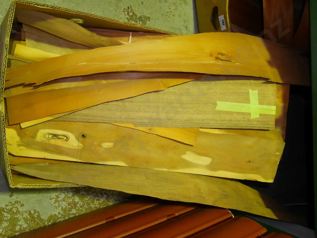 box of wood veneers Image 1++