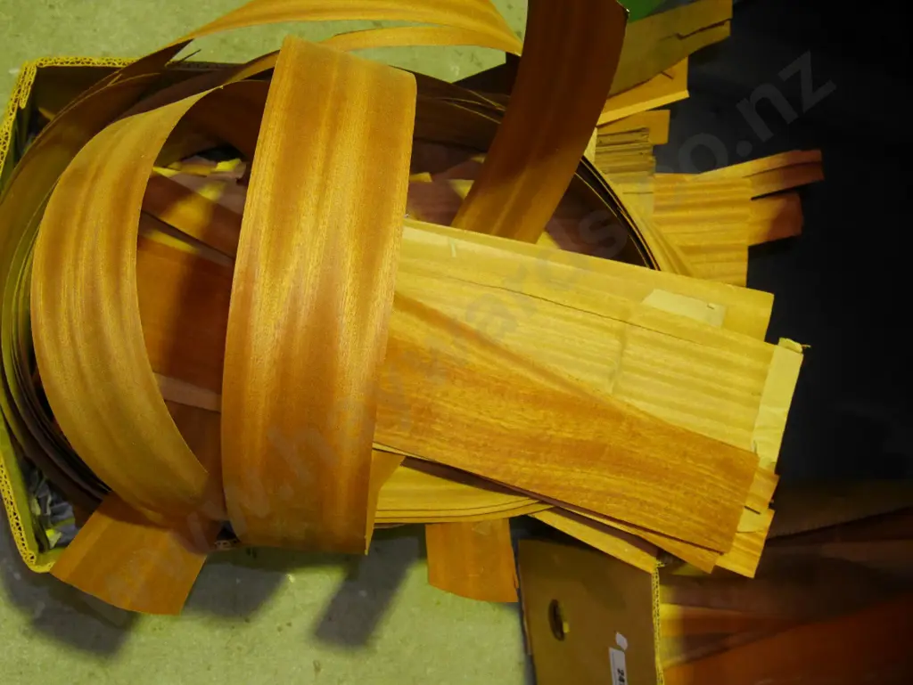 box of wood veneers Image 1++