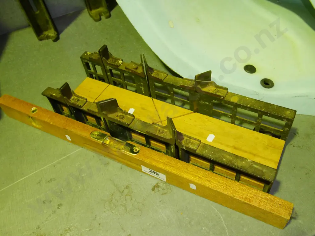 vintage builder's level and mitre box Image 1++