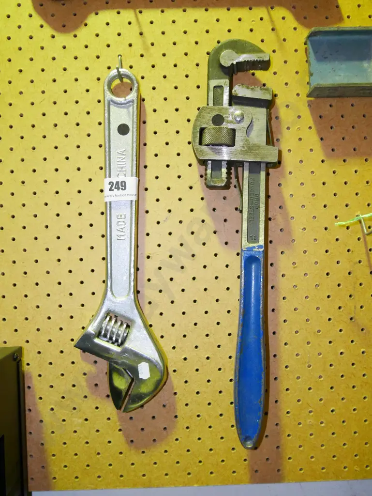 large adjustable crescent, plumber's stilson Image 1++