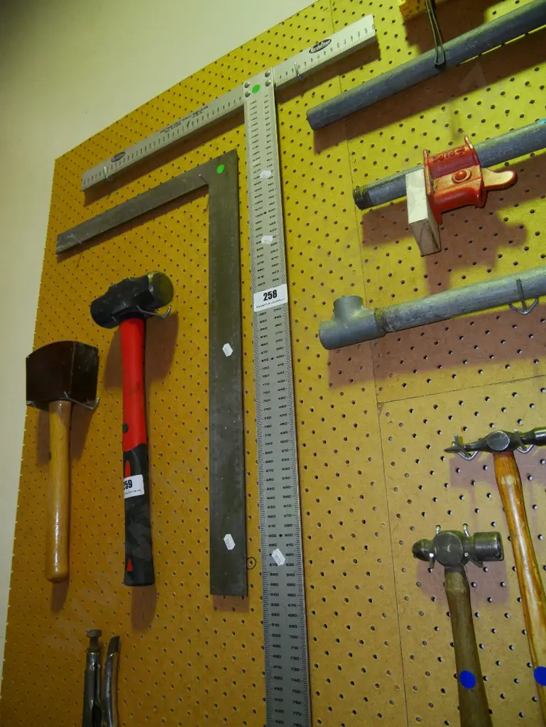 builder's level, dry wall square Image 1++