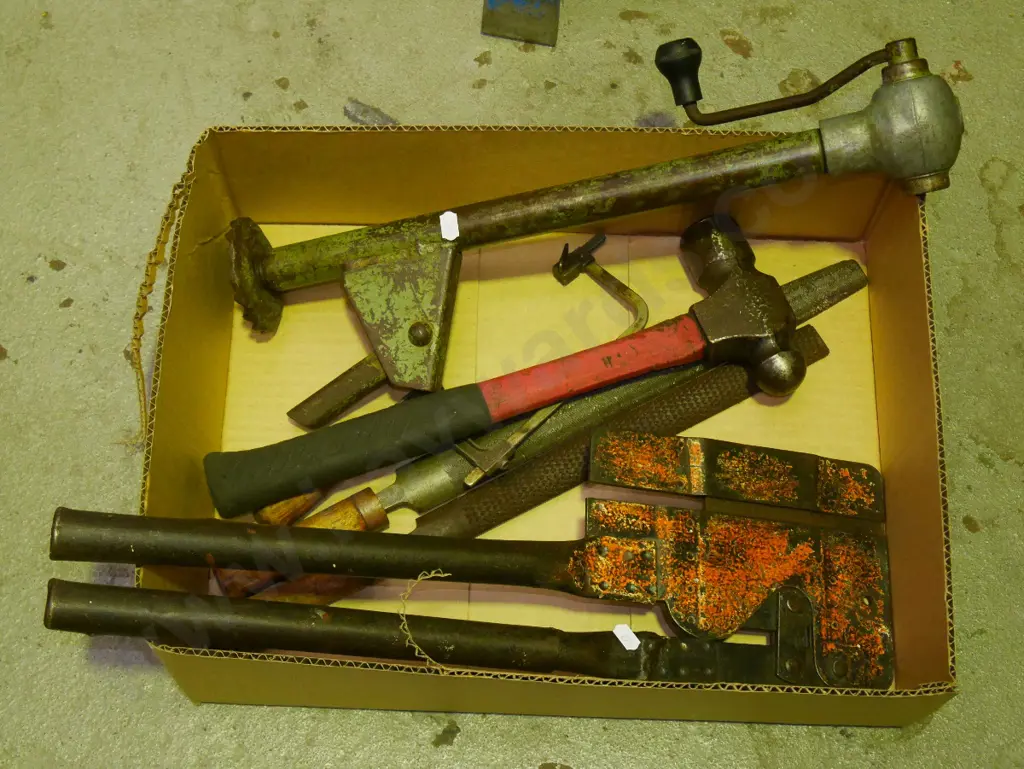 box; part barrel pump, fibre board cutters etc Image 1++