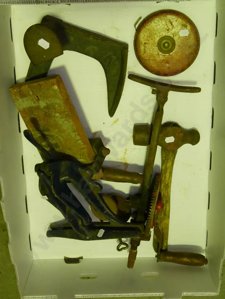 box; shoe last, saw vice, builder's tape etc Image 1++