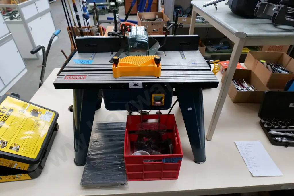 Ryobi router table and router and accessories Image 1++