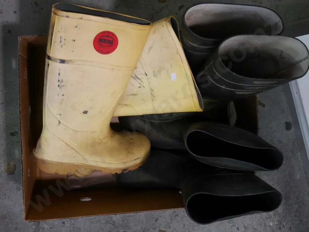 box; 3 pairs of gumboots UK size 8 Image 1++