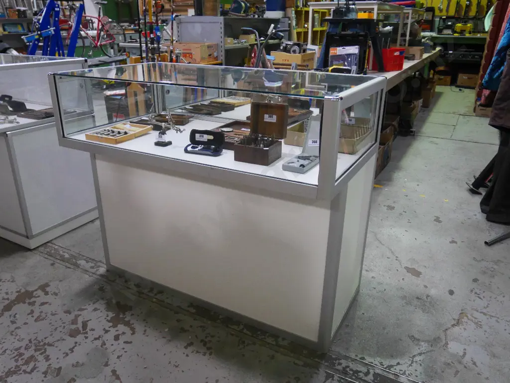 jeweller's display case H-1010 W-1200 D-650 (lockable) Image 1++