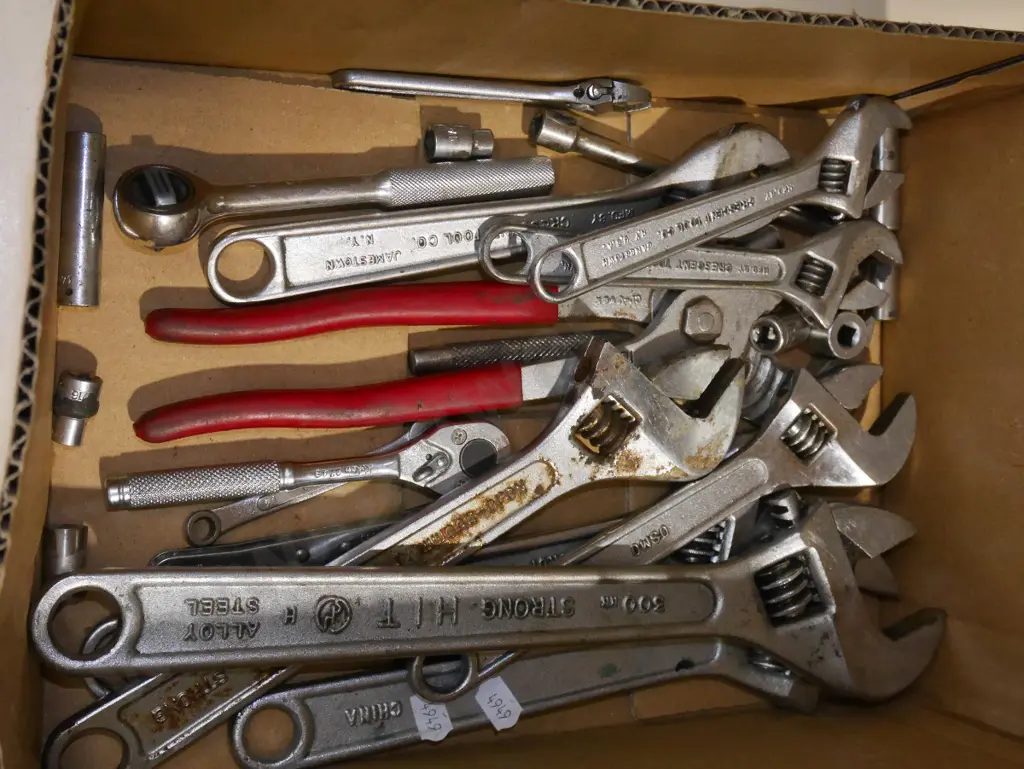 box; adjustable crescents, small socket spanners etc Image 1++