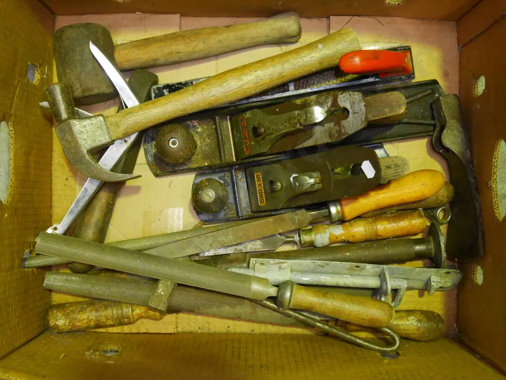 box; hand planes, hammers, rasp etc Image 1++