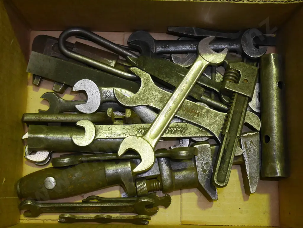 box; plumbers wrench, spanners etc Image 1++