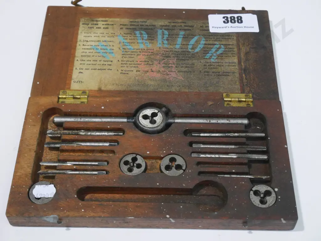 small cased tap and die set Image 1++