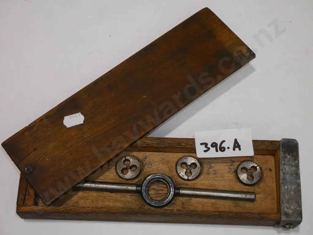 wood cased tap and die set Image 1++