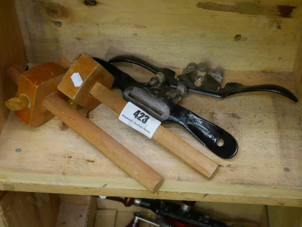 2 woodworker's gauges and spoke shaves Image 1++