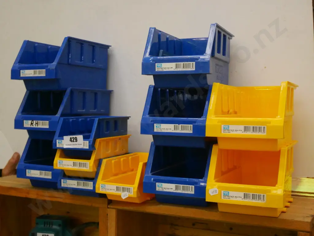 various stackable plastic tubs Image 1++