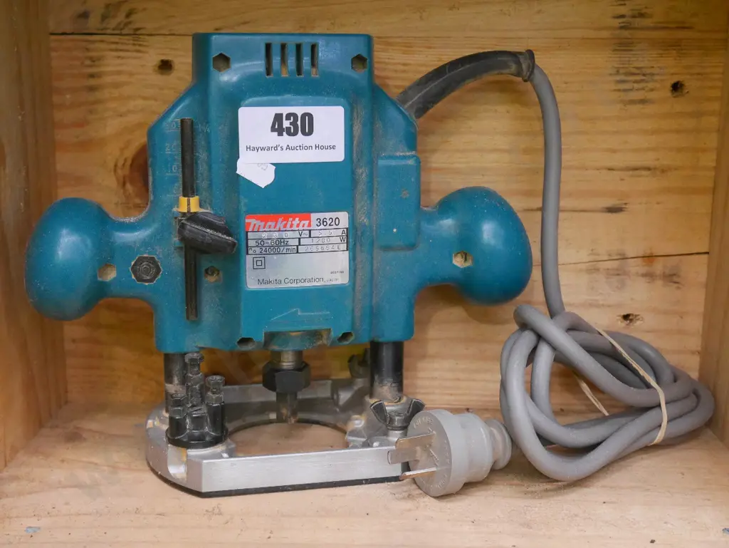Makita plunge router Image 1++