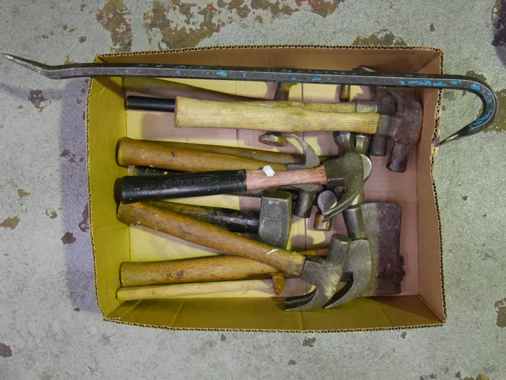 box; various hammers, wrecking bar Image 1++