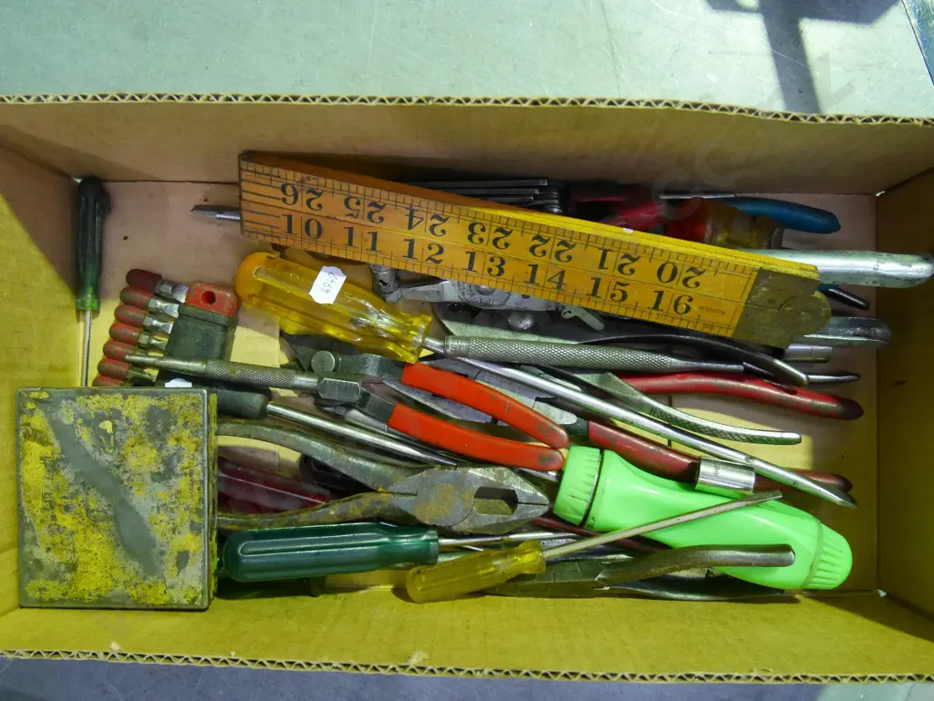 box; builder's rules, screwdrivers, allen keys etc Image 1++