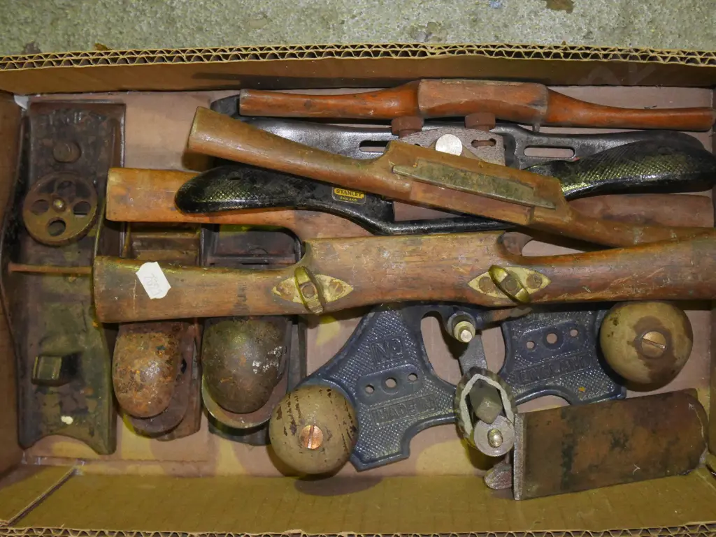 box; rusty router, hand planes, spoke shaves etc Image 1++