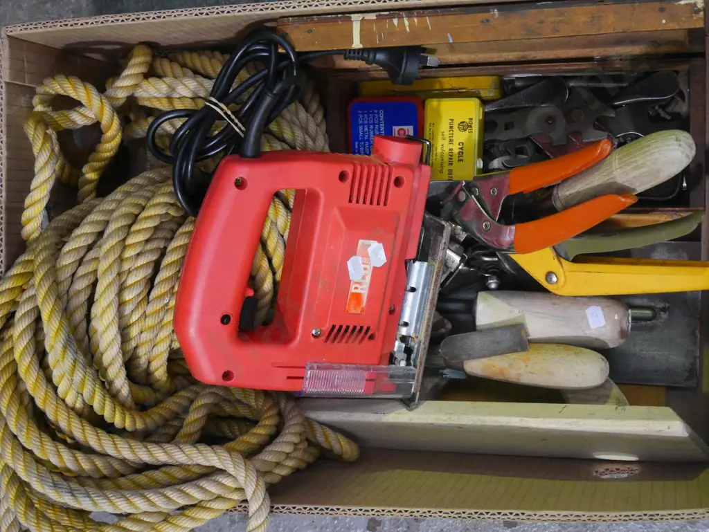 box; jigsaws, plasterer's trowels, rope etc Image 1++