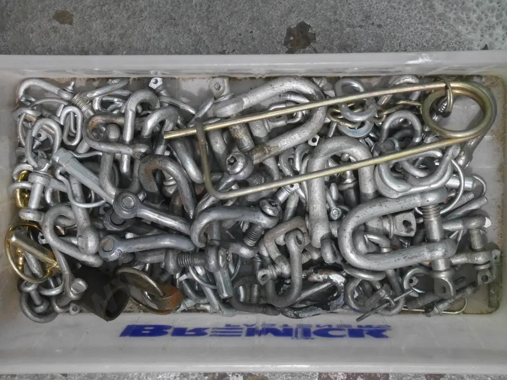 plastic container of various D shackles etc Image 1++