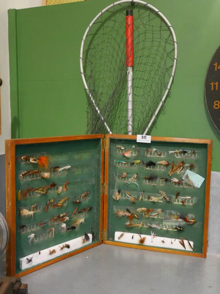 fly fishing flies, wooden storage case, landing net Image 1++