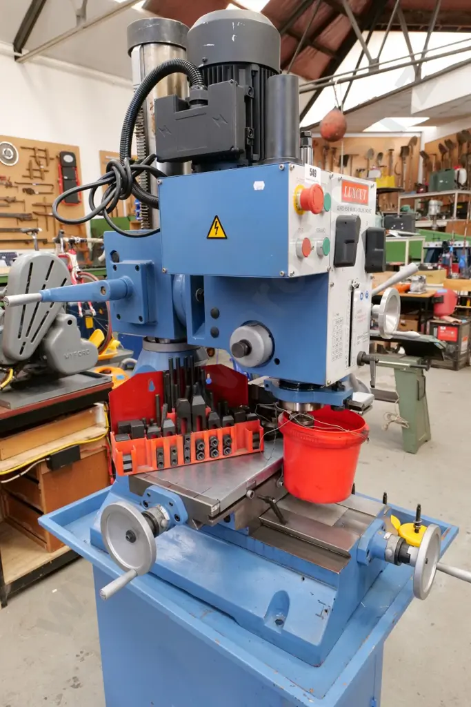 Luxcut DM40 geared head mill drive -m230V - 730x210 table with accessories Image 1++