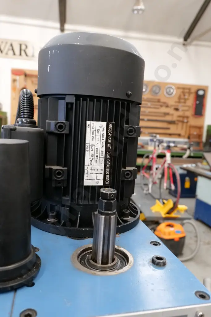Luxcut DM40 geared head mill drive -m230V - 730x210 table with accessories Image 1++
