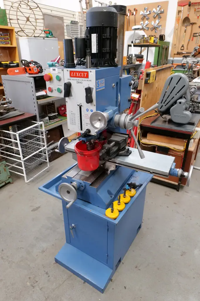 Luxcut DM40 geared head mill drive -m230V - 730x210 table with accessories Image 1++