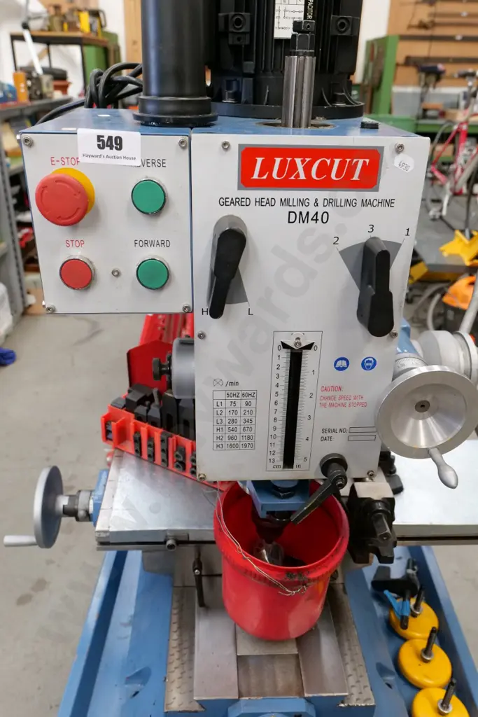 Luxcut DM40 geared head mill drive -m230V - 730x210 table with accessories Image 1++