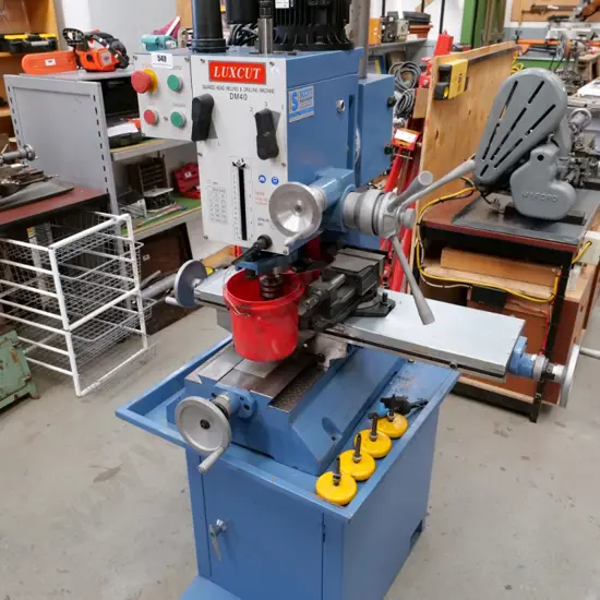 Luxcut DM40 geared head mill drive -m230V - 730x210 table with accessories