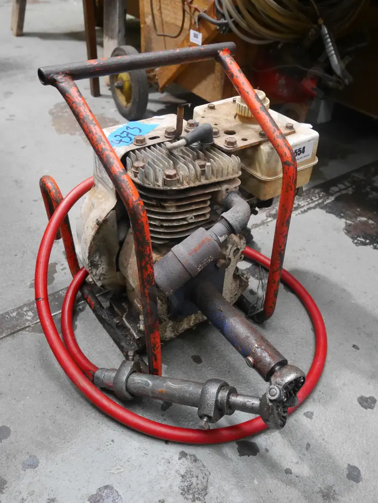 portable 4 stroke shearing engine on stand Image 1++