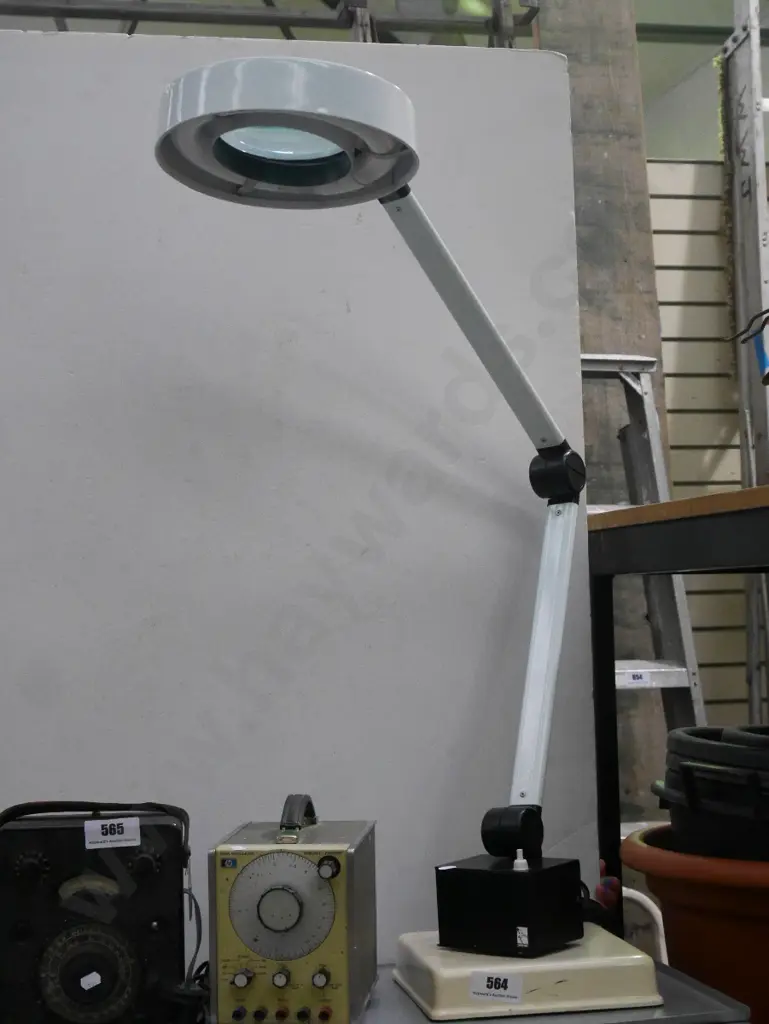 illuminated anglepoise magnifying glass Image 1++