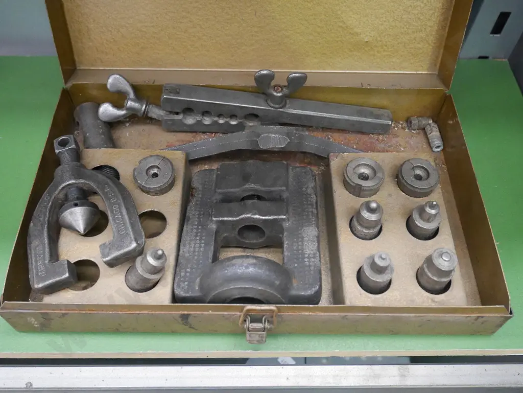 flaring tool for thin wall tubing Image 1++