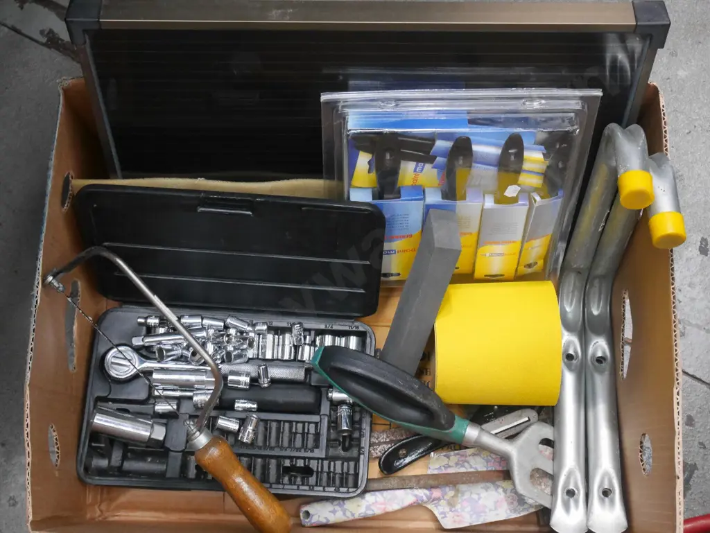 box; wall brackets, solar panel, paint brushes etc Image 1++