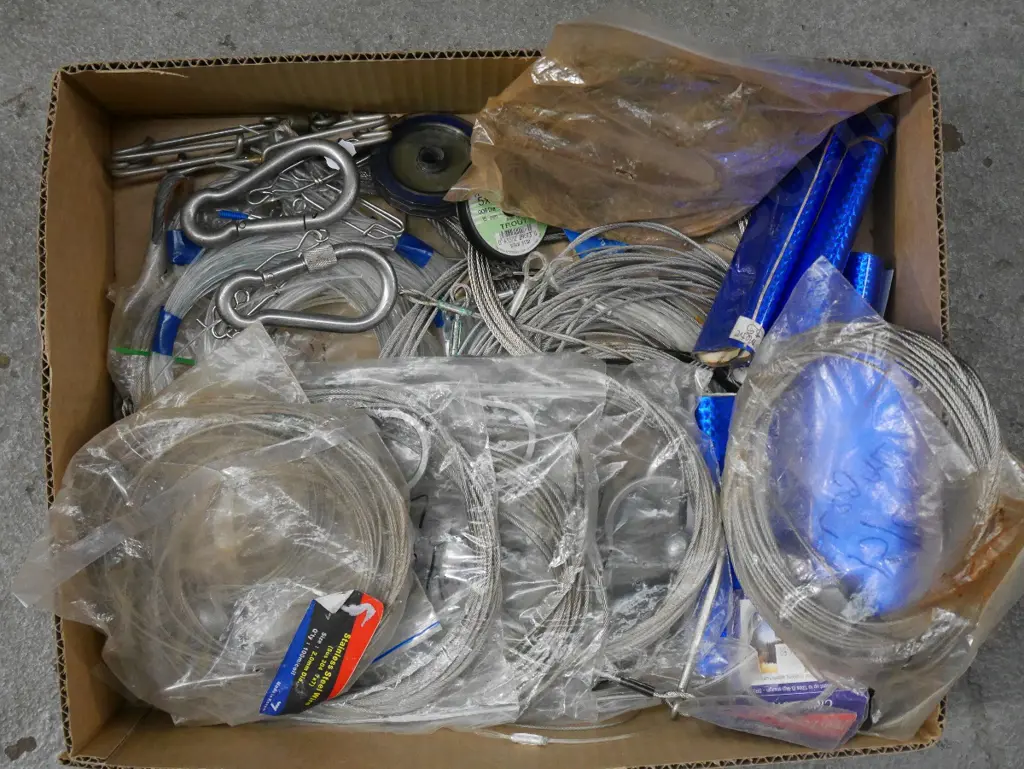 box; heavy duty steel fishing tracers, carabiners etc Image 1++
