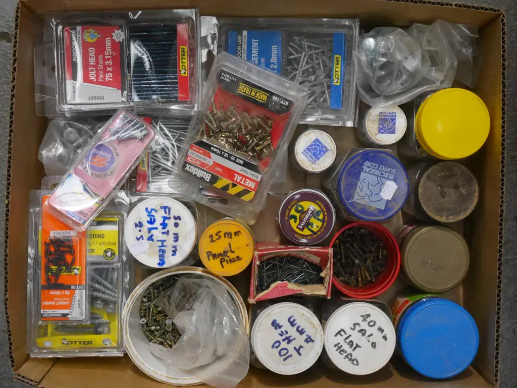 box; nails, screws etc Image 1++