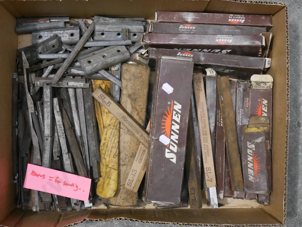 box; various roughing stones for cylinder borers Image 1++