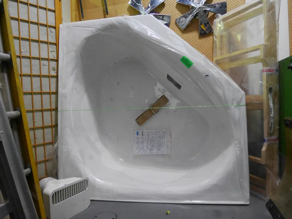 Englefield corner bath tub with wooden framing Image 1++