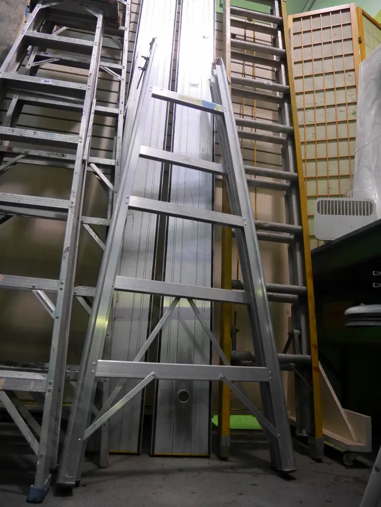 2 aluminium scaffold planks, 1 aluminium A frame - yellow dots Image 1++