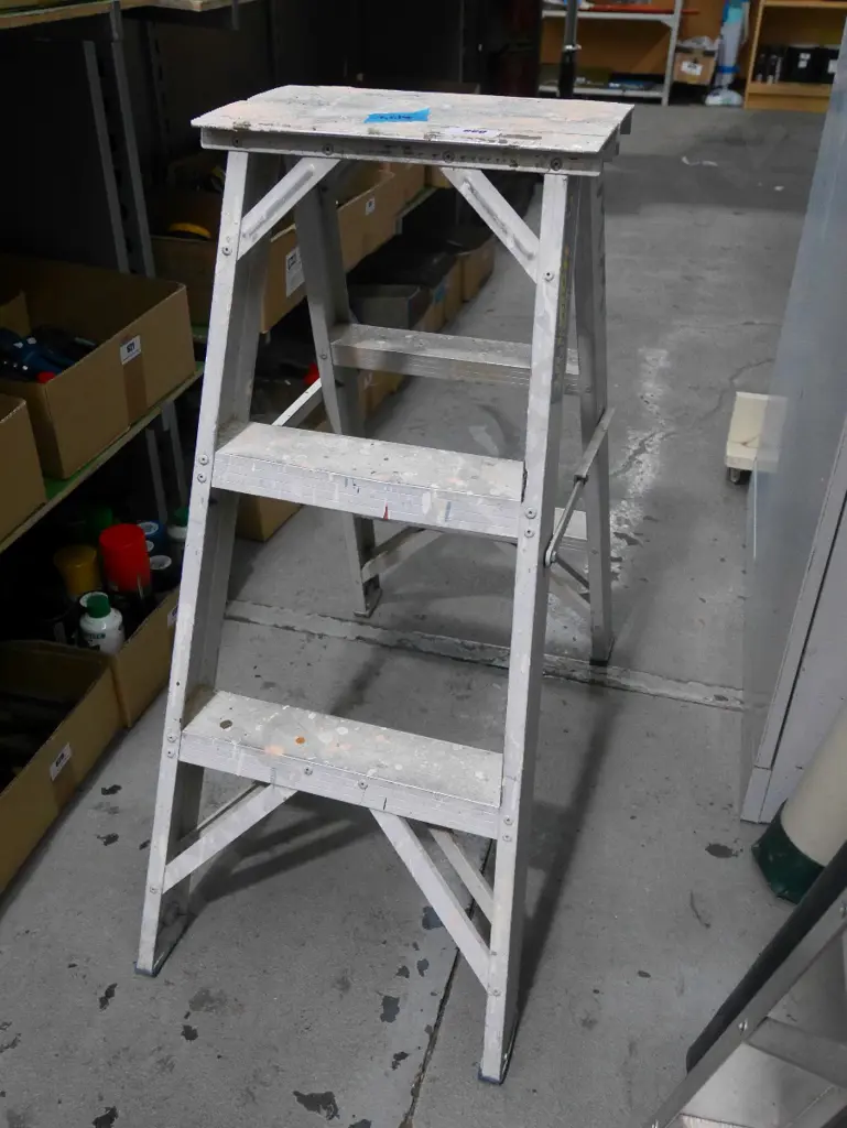 2 tier painter's ladder Image 1++