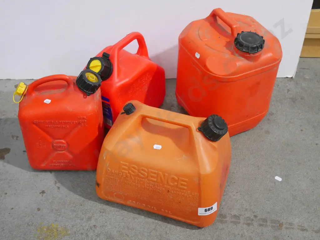 4 plastic petrol containers Image 1++
