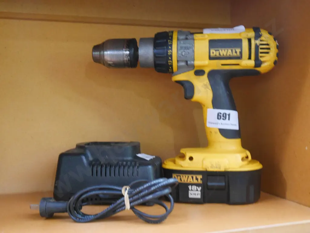 DeWalt battery drill and charger Image 1++