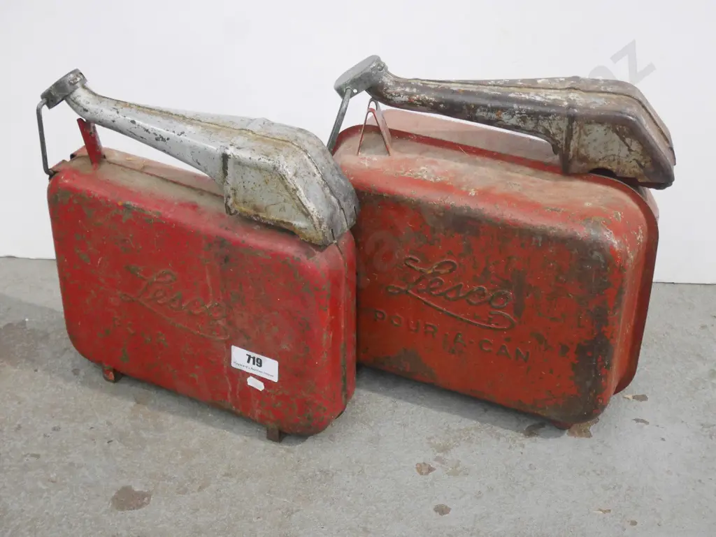 2 Lesco pourer cans Image 1++