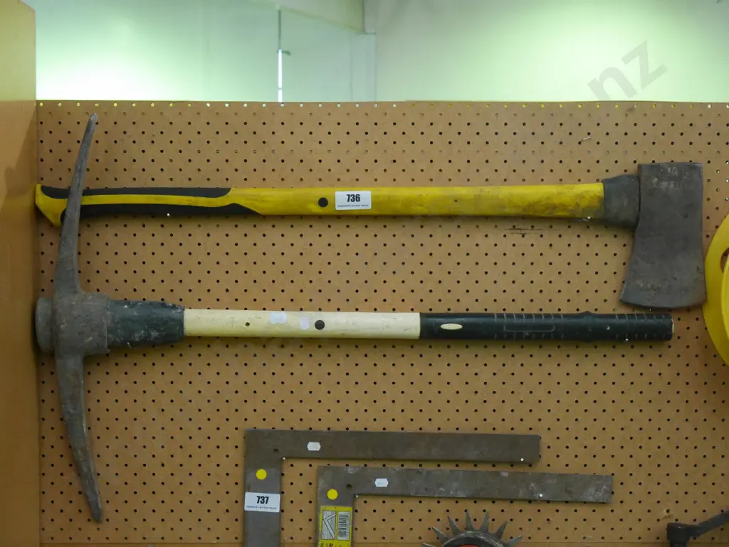 pick axe, axe - black dots Image 1++