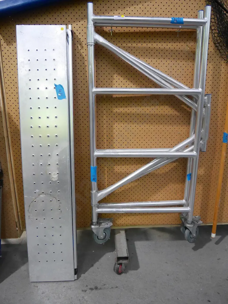 small collapsable scaffold stand, 2 short planks Each L-1260 -yellow dots Image 1++