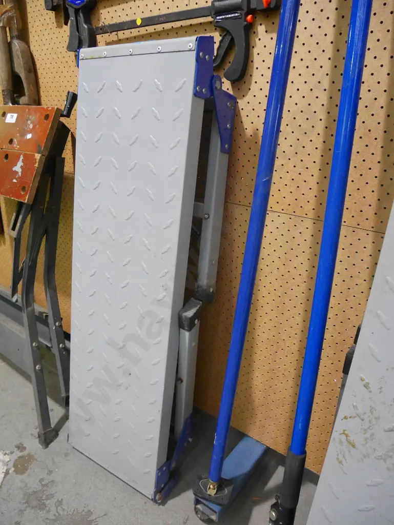 fold out metal stand - some rust Image 1++