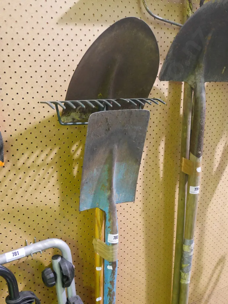 spade, rake , shovel Image 1++