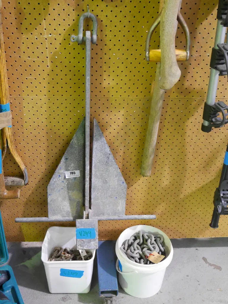large anchor, 2 tubs of chains Image 1++