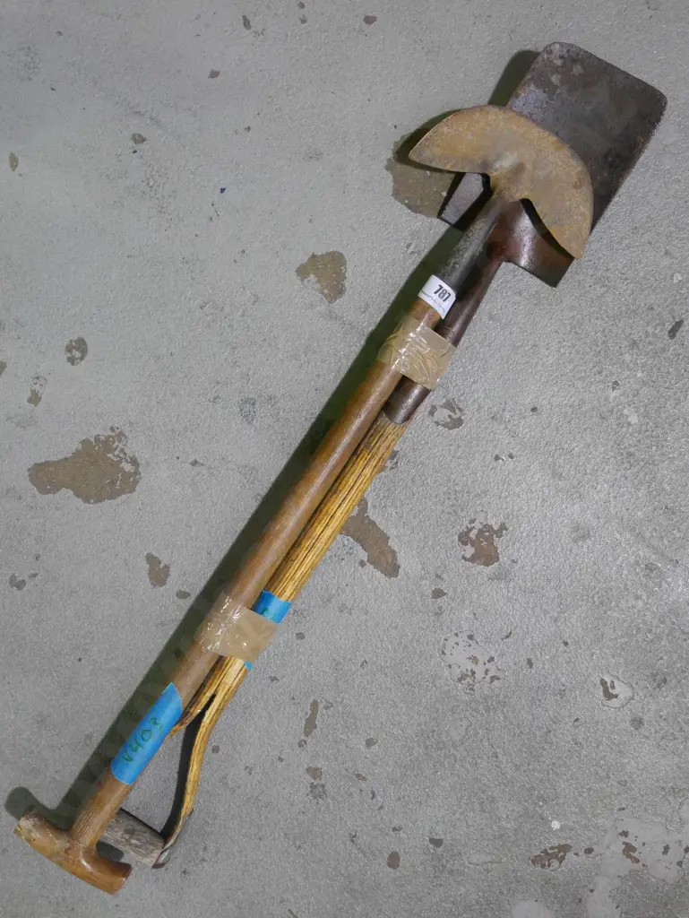 garden edger, small wooden handled spade Image 1++