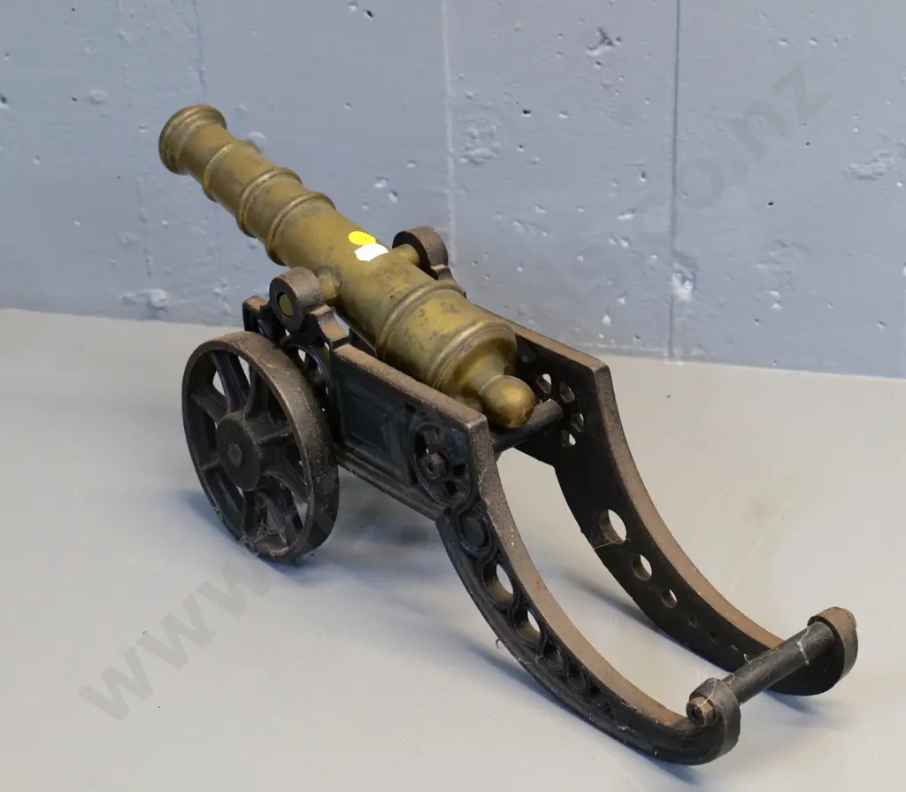heavy cast brass model cannon on cast iron base - H-200 L-470 W-130 Image 1++