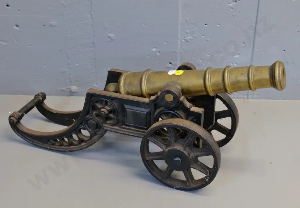 heavy cast brass model cannon on cast iron base - H-200 L-470 W-130 Image 1++